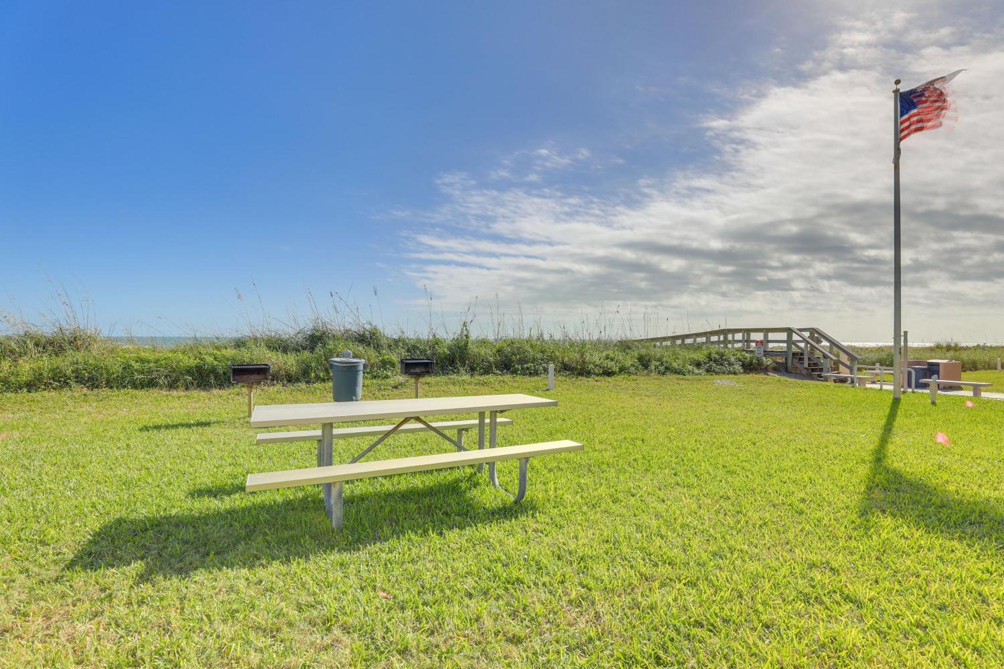 Central Cocoa Beach Condo With View, Steps To Beach! المظهر الخارجي الصورة